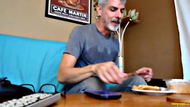 Trapped in a Sandwich - DADDY GIANT 23 - Featuring Richard Lennox
