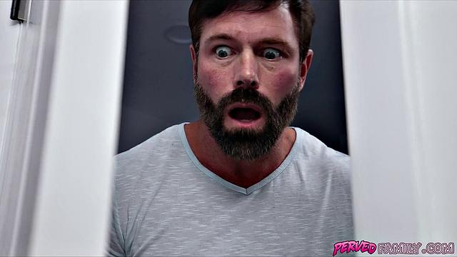 Блондинка Britt Blair пробует огромный член GI Joey в позе догги, домашнее порно POV с минетом и зрелой киской.