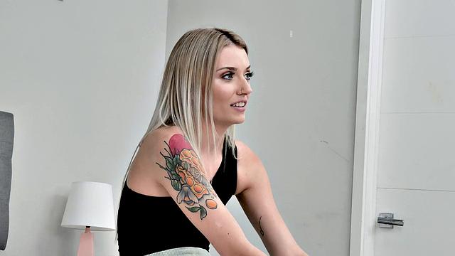 татуированная блондинка с аппетитной фигурой страстно трахается на кровати