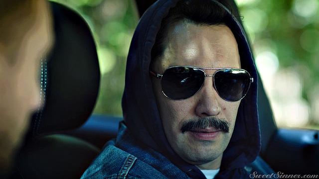 Наёмник трахает жену босса в машине, пока никто не видит.