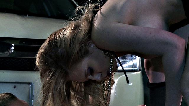 блондинка решает вопросы жопой прямо на парковке