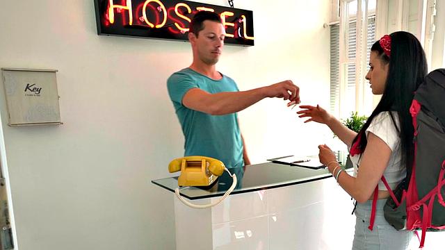 татуированная постоялица трахается с хозяином в душе