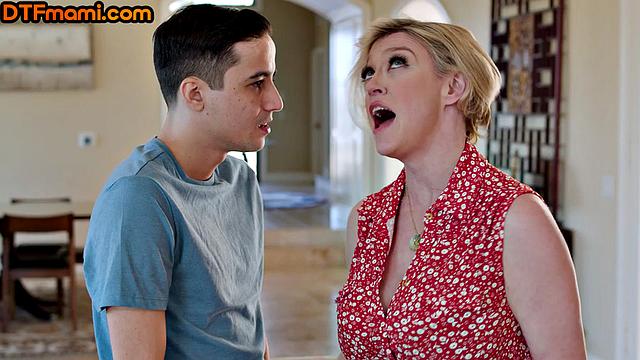 Зрелая с огромной грудью скачет на члене и заводит коротышку по полной программе.