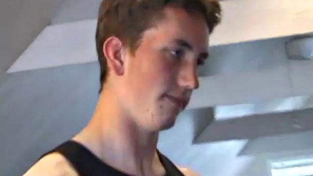 Дерек дрочит и мощно кончает