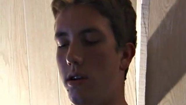 Дерек дрочит и мощно кончает