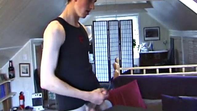 Дерек дрочит и мощно кончает