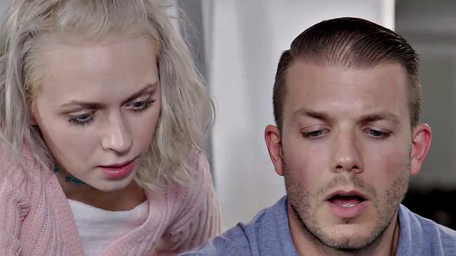 рыжая зрелая с большими сиськами трахается на кухне