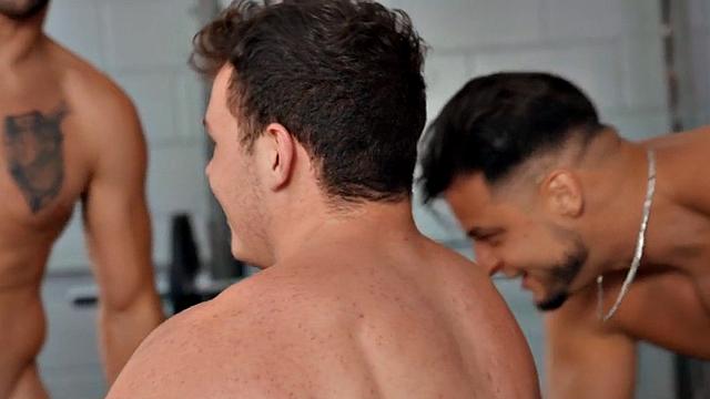 татуированные качки устраивают дикий групповой трах после зала