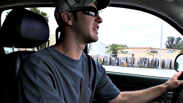 жёсткий черный качок ловит мощный анальный от белого на улице