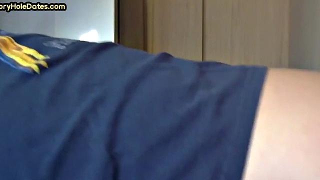 татуированный папик сосёт в глори-холе и получает по жопе