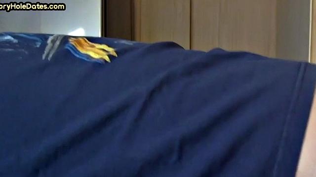 татуированный папик сосёт в глори-холе и получает по жопе