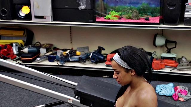 Pawnshop amateur Ebony facial jizzed in shop after transaction