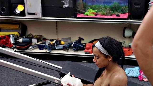 Pawnshop amateur Ebony facial jizzed in shop after transaction