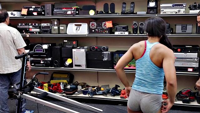 Pawnshop amateur Ebony facial jizzed in shop after transaction