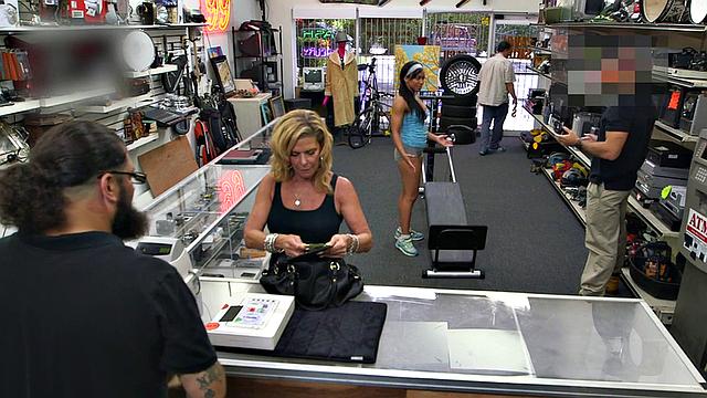 Pawnshop amateur Ebony facial jizzed in shop after transaction