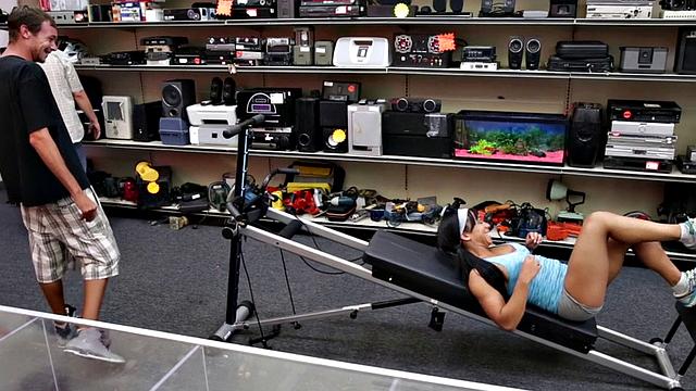 Pawnshop amateur Ebony facial jizzed in shop after transaction