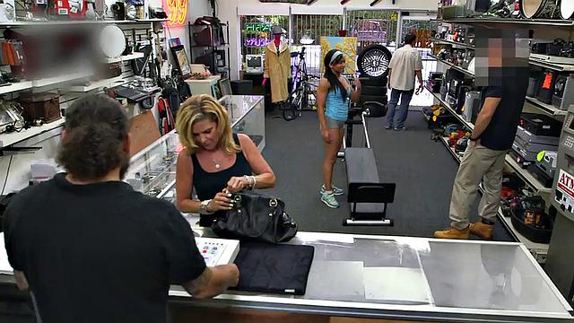 Pawnshop amateur Ebony facial jizzed in shop after transaction