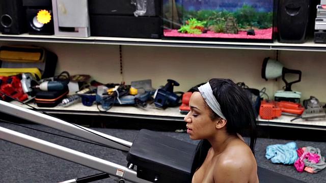 Pawnshop amateur Ebony facial jizzed in shop after transaction