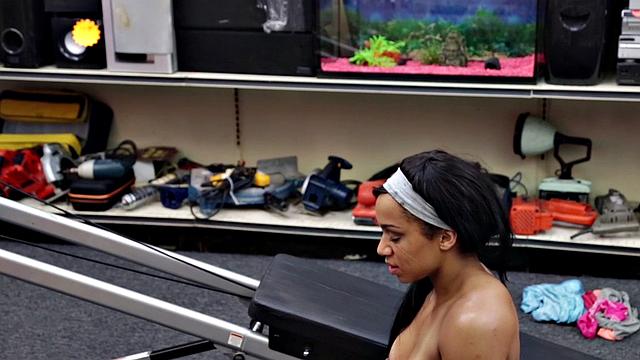 Pawnshop amateur Ebony facial jizzed in shop after transaction