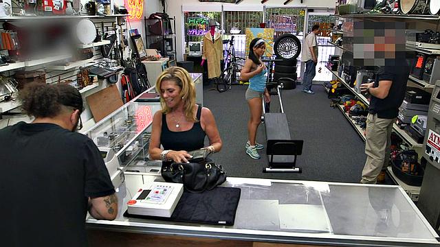 Юная чернокожая трахается в ломбарде и ловит струю на лицо сразу после сделки