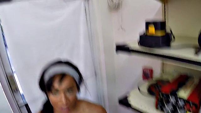 Pawnshop amateur Ebony facial jizzed in shop after transaction