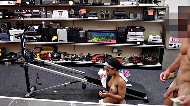 Pawnshop amateur Ebony facial jizzed in shop after transaction