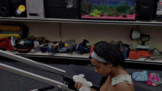 Pawnshop amateur Ebony facial jizzed in shop after transaction