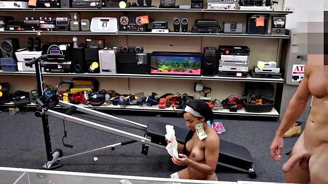 Pawnshop amateur Ebony facial jizzed in shop after transaction