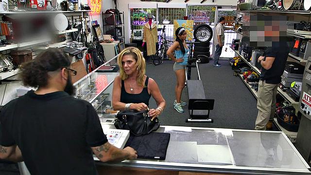 Pawnshop amateur Ebony facial jizzed in shop after transaction