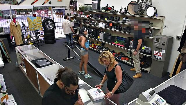 Pawnshop amateur Ebony facial jizzed in shop after transaction