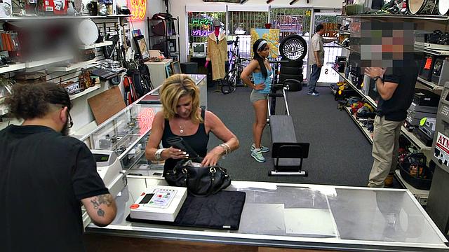 Pawnshop amateur Ebony facial jizzed in shop after transaction