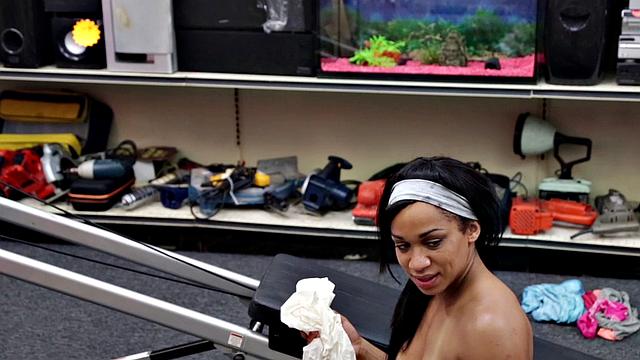 Pawnshop amateur Ebony facial jizzed in shop after transaction