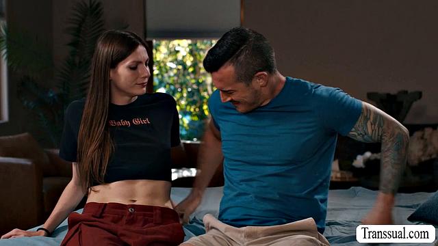 Симпатичная транc Аманда Райли получает глубокий минет от Дерека Кейджа, потом страстный анальный секс на диване.