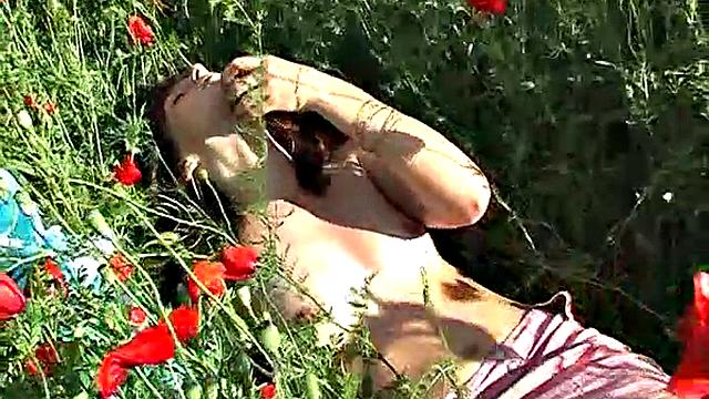 Марина голая ласкает себя в поле цветов