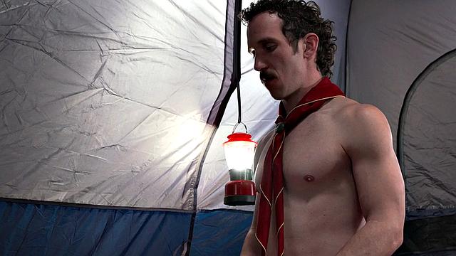 опытный скаут жестко отдается страсти в дикой тройке под палаткой