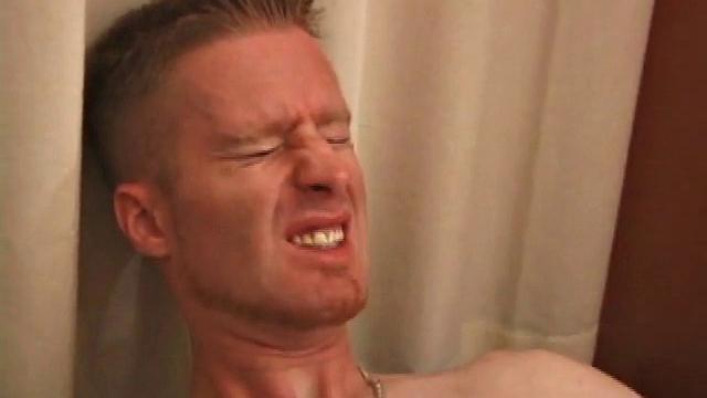 Два мужика трахаются: Джонни и Алекс в горячем гей-сексе.