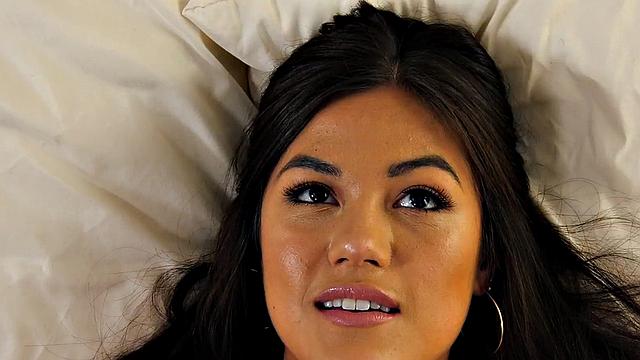 пышная зрелая азиатка с пирсингом и лохматой киской кайфует от кунилингуса