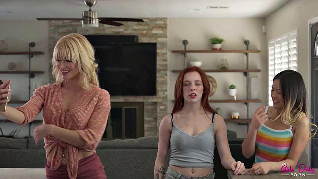 Серена Сирен охмуряет подругу дочери - страстный лесбийский перепих