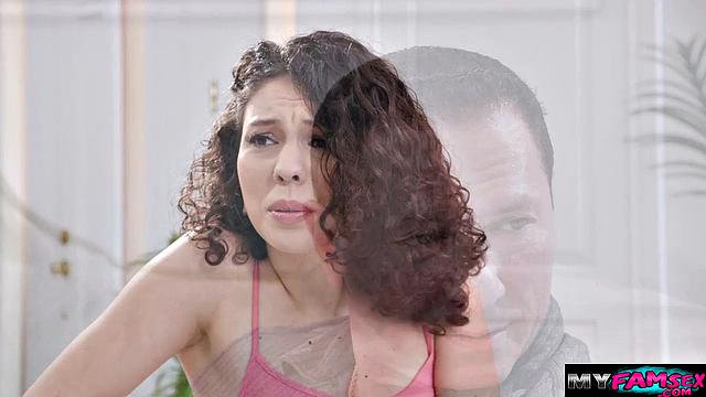 Страстный минет отчиму на диване, пока его жены нет дома, и жёсткий секс до криков удовольствия!