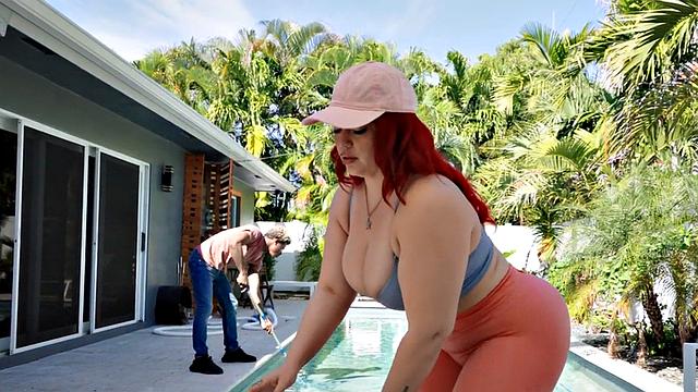 Маленький, да удаленький: чёрный член и пышная рыжая в собачке