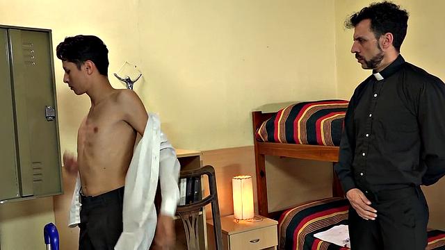 Slim college Latino sucks off before bareback sex