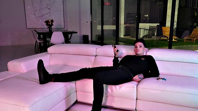 Masc dyke pussylicked by ebony girlfriend in couple