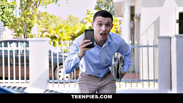 блондинка в хиджабе держит рот на замке за сочный кремпай