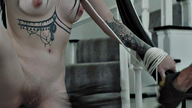 татуированная брюнетка в бондаже получает трах на лестнице