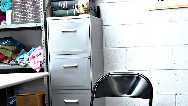 смотри, как блондинка отдается копам под скрытой камерой