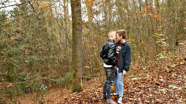 таннер рид с жадностью вылизывает тугую жопу оливера моргенсона на свежем воздухе