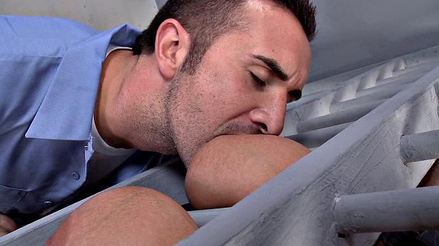 Блондинка-надзирательница с сиськами учит сидельца правилам секса