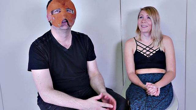 зубрила с мылом во рту сосёт так, что аж пена летит