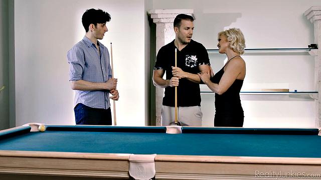 Шикарная блондинка с огромной грудью изменяет мужу с мощным любовником в гостиной, страстный минет и глубокий трах от Codey Steele и Charlie Phoenix.