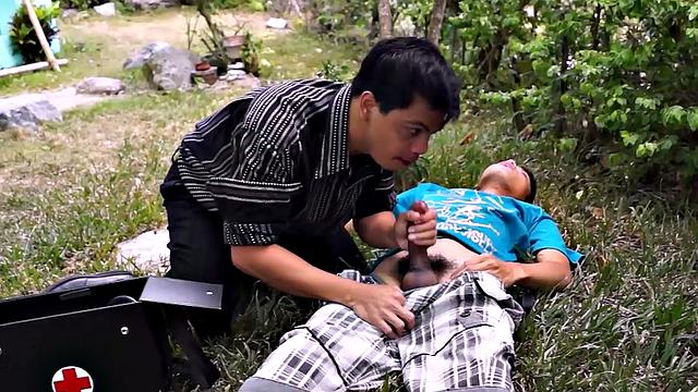 азиатский врач лечит хер в гей-клинике с юмором